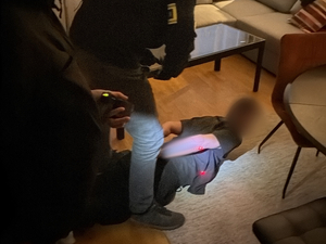 Policjanci zatrzymują poszukiwanego