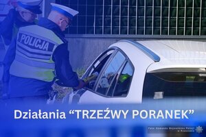 umundurowani policjanci przeprowadzający kontrolę trzeźwości