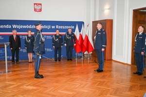 Policjanci, kierownictwo komendy wojewódzkiej i zaproszeni goście podczas uroczystości ślubowania w auli Komendy Wojewódzkiej Policji w Rzeszowie