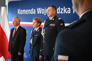Policjanci, kierownictwo komendy wojewódzkiej i zaproszeni goście podczas uroczystości ślubowania w auli Komendy Wojewódzkiej Policji w Rzeszowie