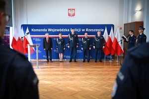 Policjanci, kierownictwo komendy wojewódzkiej i zaproszeni goście podczas uroczystości ślubowania w auli Komendy Wojewódzkiej Policji w Rzeszowie
