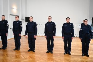 Policjanci, kierownictwo komendy wojewódzkiej i zaproszeni goście podczas uroczystości ślubowania w auli Komendy Wojewódzkiej Policji w Rzeszowie