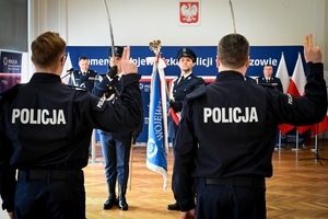 Policjanci, kierownictwo komendy wojewódzkiej i zaproszeni goście podczas uroczystości ślubowania w auli Komendy Wojewódzkiej Policji w Rzeszowie
