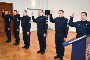 Policjanci, kierownictwo komendy wojewódzkiej i zaproszeni goście podczas uroczystości ślubowania w auli Komendy Wojewódzkiej Policji w Rzeszowie