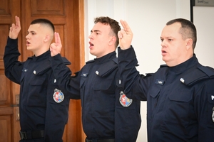 Policjanci, kierownictwo komendy wojewódzkiej i zaproszeni goście podczas uroczystości ślubowania w auli Komendy Wojewódzkiej Policji w Rzeszowie