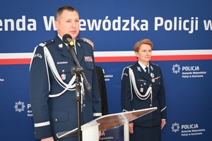 Policjanci, kierownictwo komendy wojewódzkiej i zaproszeni goście podczas uroczystości ślubowania w auli Komendy Wojewódzkiej Policji w Rzeszowie