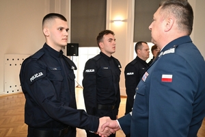 Policjanci, kierownictwo komendy wojewódzkiej i zaproszeni goście podczas uroczystości ślubowania w auli Komendy Wojewódzkiej Policji w Rzeszowie