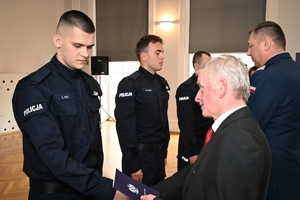 Policjanci, kierownictwo komendy wojewódzkiej i zaproszeni goście podczas uroczystości ślubowania w auli Komendy Wojewódzkiej Policji w Rzeszowie