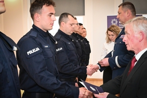 Policjanci, kierownictwo komendy wojewódzkiej i zaproszeni goście podczas uroczystości ślubowania w auli Komendy Wojewódzkiej Policji w Rzeszowie