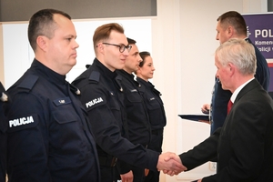 Policjanci, kierownictwo komendy wojewódzkiej i zaproszeni goście podczas uroczystości ślubowania w auli Komendy Wojewódzkiej Policji w Rzeszowie
