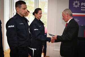 Policjanci, kierownictwo komendy wojewódzkiej i zaproszeni goście podczas uroczystości ślubowania w auli Komendy Wojewódzkiej Policji w Rzeszowie