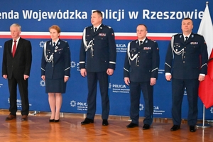 Policjanci, kierownictwo komendy wojewódzkiej i zaproszeni goście podczas uroczystości ślubowania w auli Komendy Wojewódzkiej Policji w Rzeszowie