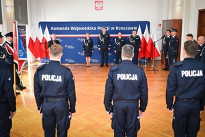 Policjanci, kierownictwo komendy wojewódzkiej i zaproszeni goście podczas uroczystości ślubowania w auli Komendy Wojewódzkiej Policji w Rzeszowie