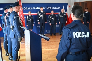 Policjanci, kierownictwo komendy wojewódzkiej i zaproszeni goście podczas uroczystości ślubowania w auli Komendy Wojewódzkiej Policji w Rzeszowie