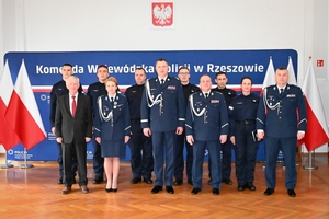 Policjanci, kierownictwo komendy wojewódzkiej i zaproszeni goście podczas uroczystości ślubowania w auli Komendy Wojewódzkiej Policji w Rzeszowie
