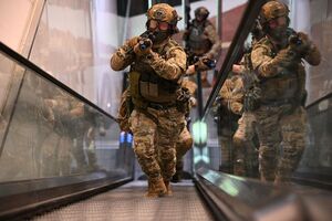 Funkcjonariusze podczas doskonalenia umiejętności