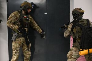 Funkcjonariusze podczas doskonalenia umiejętności