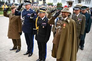 Uczestnicy podczas uroczystości pod Kościołem Garnizonowym w Rzeszowie