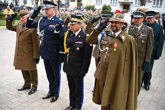 Uczestnicy podczas uroczystości pod Kościołem Garnizonowym w Rzeszowie