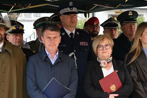 Uczestnicy podczas uroczystości pod Kościołem Garnizonowym w Rzeszowie