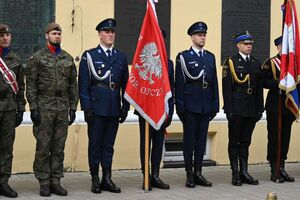 Uczestnicy podczas uroczystości pod Kościołem Garnizonowym w Rzeszowie