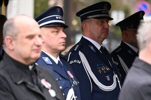 Uczestnicy podczas uroczystości pod Kościołem Garnizonowym w Rzeszowie