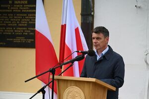 Uczestnicy podczas uroczystości pod Kościołem Garnizonowym w Rzeszowie