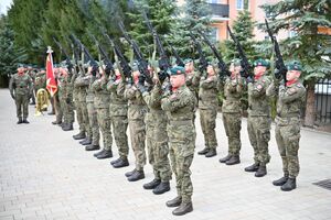 Uczestnicy podczas uroczystości pod Kościołem Garnizonowym w Rzeszowie