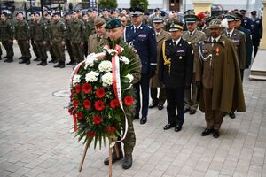 Uczestnicy podczas uroczystości pod Kościołem Garnizonowym w Rzeszowie