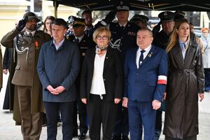 Uczestnicy podczas uroczystości pod Kościołem Garnizonowym w Rzeszowie