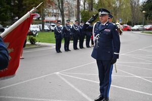 Uczestnicy podczas uroczystości pod budynkiem Komendy Wojewódzkiej Policji w Rzeszowie