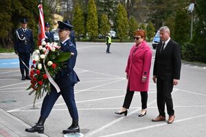 Uczestnicy podczas uroczystości pod budynkiem Komendy Wojewódzkiej Policji w Rzeszowie