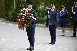 Uczestnicy podczas uroczystości pod budynkiem Komendy Wojewódzkiej Policji w Rzeszowie