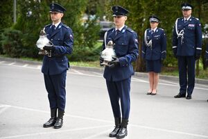 Uczestnicy podczas uroczystości pod budynkiem Komendy Wojewódzkiej Policji w Rzeszowie