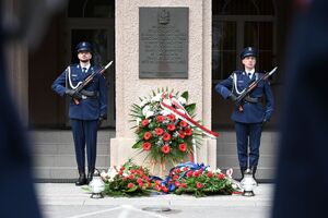 Uczestnicy podczas uroczystości pod budynkiem Komendy Wojewódzkiej Policji w Rzeszowie