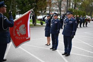 Uczestnicy podczas uroczystości pod budynkiem Komendy Wojewódzkiej Policji w Rzeszowie