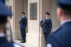 Uczestnicy podczas uroczystości pod budynkiem Komendy Wojewódzkiej Policji w Rzeszowie
