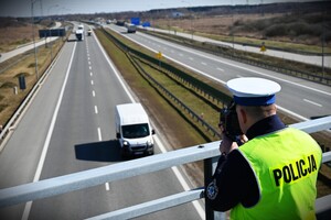 Policjant na drodze podczas pomiaru prędkości