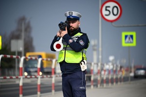 Policjant ruchu drogowego podczas działań "Kaskadowy pomiar prędkości"