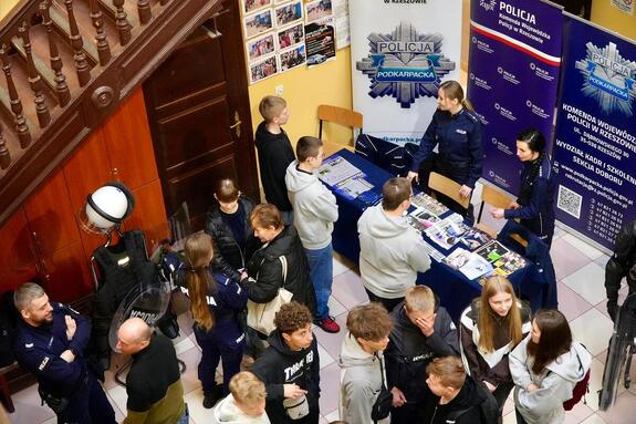 Funkcjonariusze z Komendy Wojewódzkiej Policji w Rzeszowie podczas dnia otwartego w Zespole Szkół w Tyczynie.