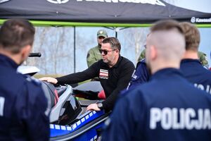 Policjanci oraz inne osoby podczas doskonalenia