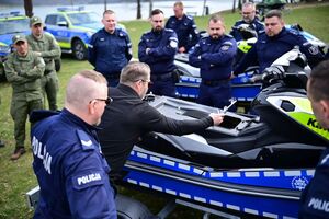 Policjanci oraz inne osoby podczas doskonalenia
