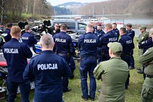 Policjanci oraz inne osoby podczas doskonalenia