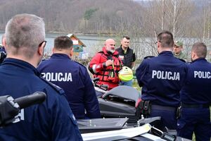 Policjanci oraz inne osoby podczas doskonalenia