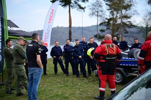 Policjanci oraz inne osoby podczas doskonalenia