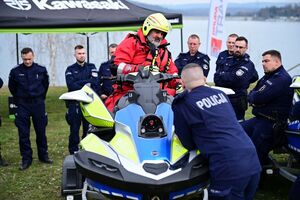 Policjanci oraz inne osoby podczas doskonalenia