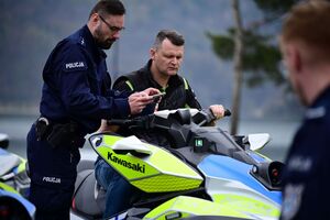 Policjanci oraz inne osoby podczas doskonalenia