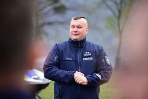 Policjanci oraz inne osoby podczas doskonalenia