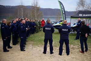 Policjanci oraz inne osoby podczas doskonalenia