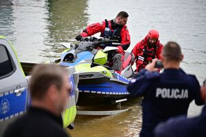 Policjanci oraz inne osoby podczas doskonalenia